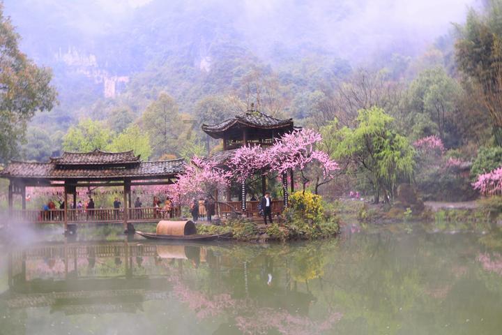 逃离残破的船只